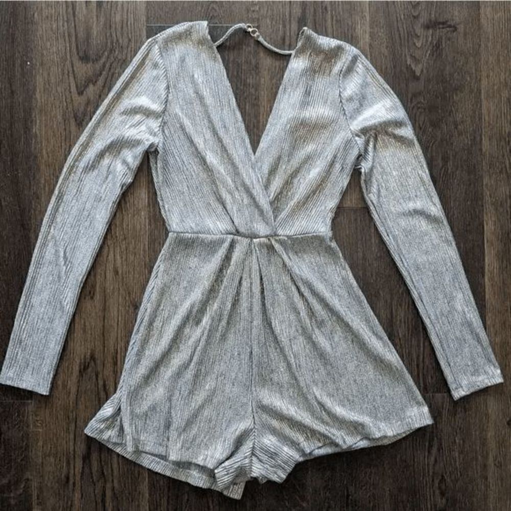 Women's ASTR the Label Kenzie Silver Romper Long Sleeve XS Deep V Neck Open Back
